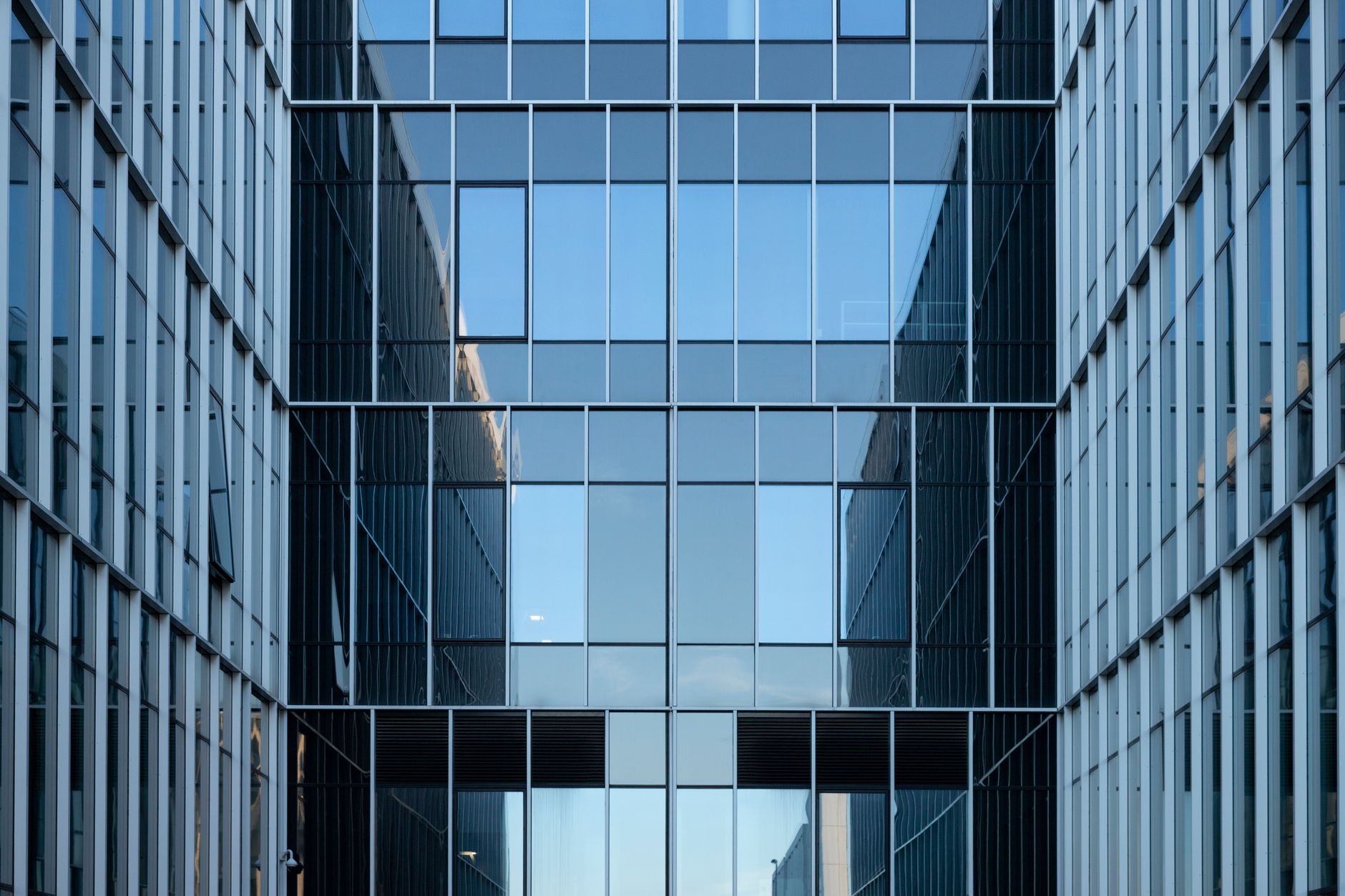 Fassade eines modernen Bürogebäudes mit Glasfront